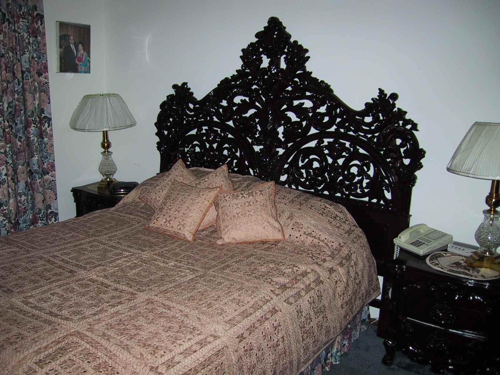 bedroom.jpg (169790 bytes)