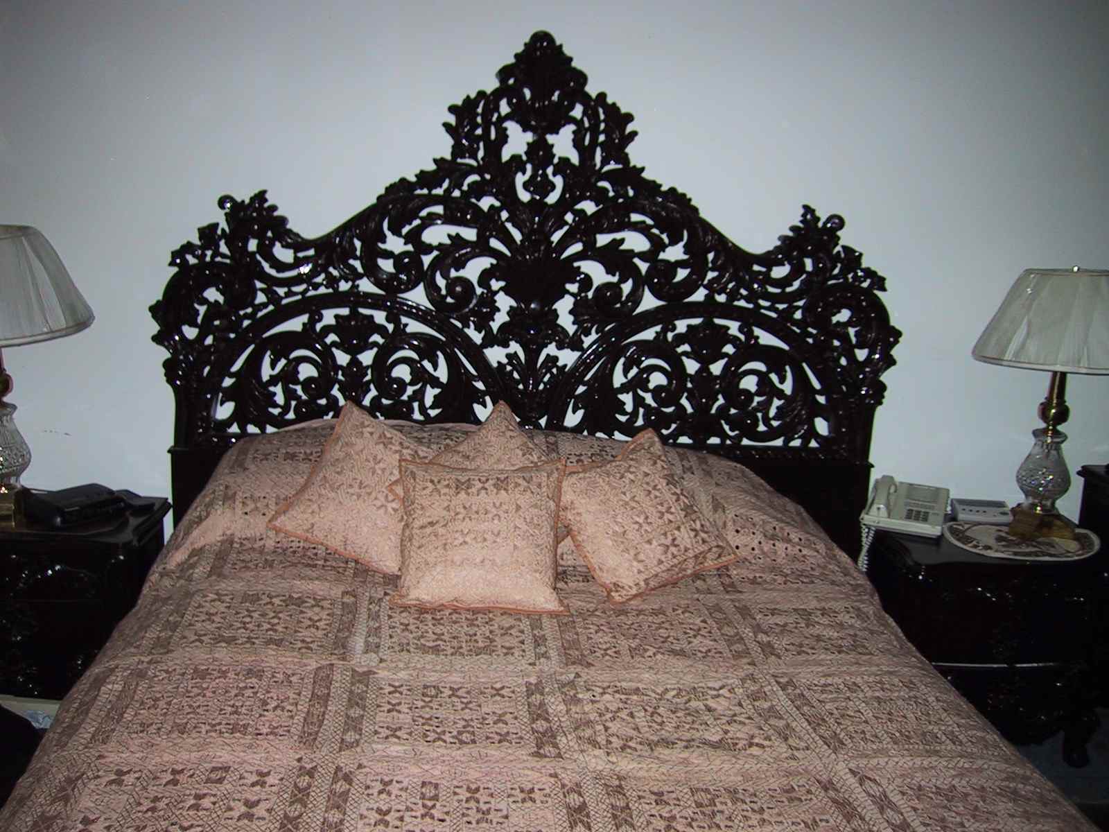 bedroom2.jpg (159146 bytes)