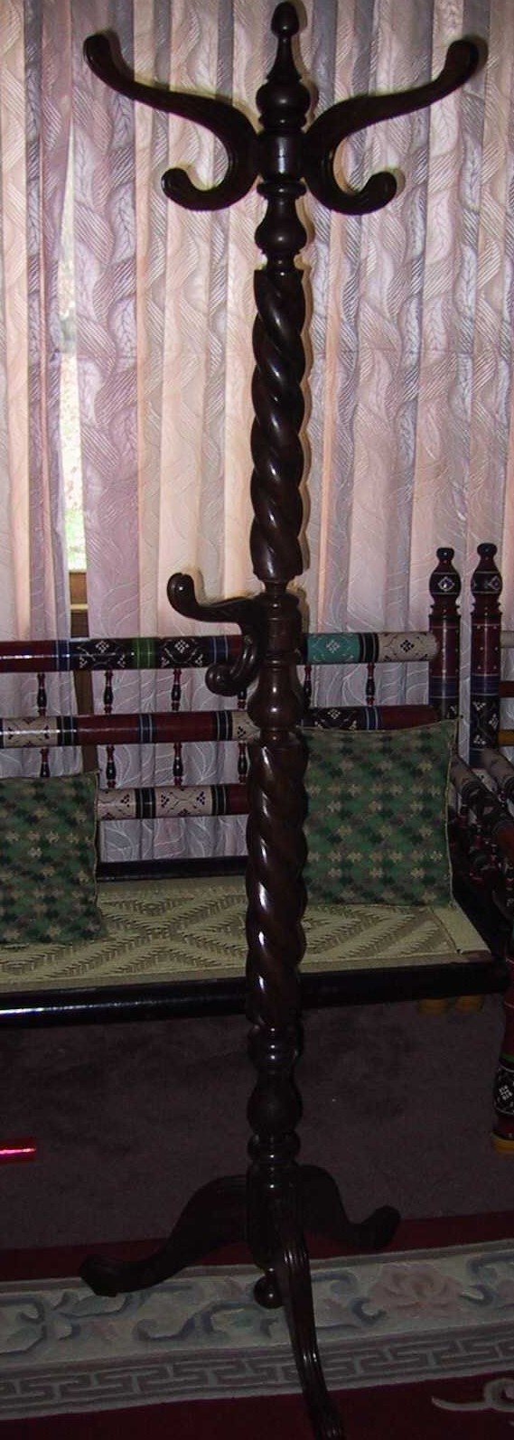 coathanger1.jpg (207930 bytes)