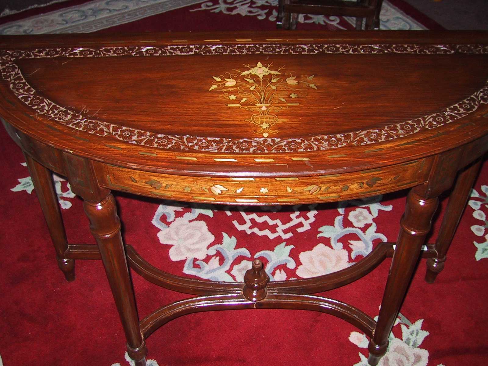 consoletable2.jpg (193012 bytes)