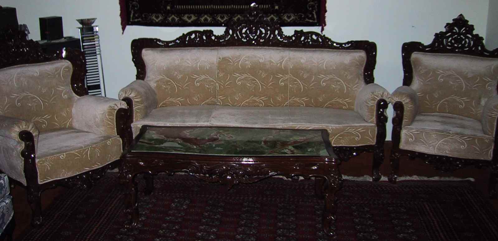 sofaset.jpg (80354 bytes)